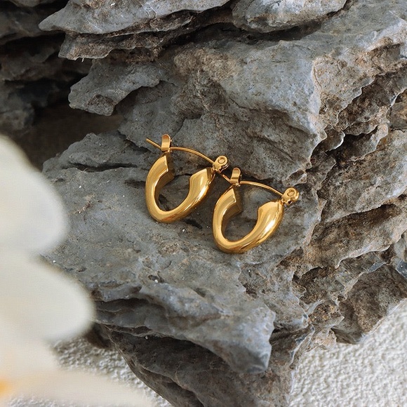 18K Gold Plated Mini Hoop Earrings*Oval Shape Hoops*Everyday Hoops* - Picture 2 of 4